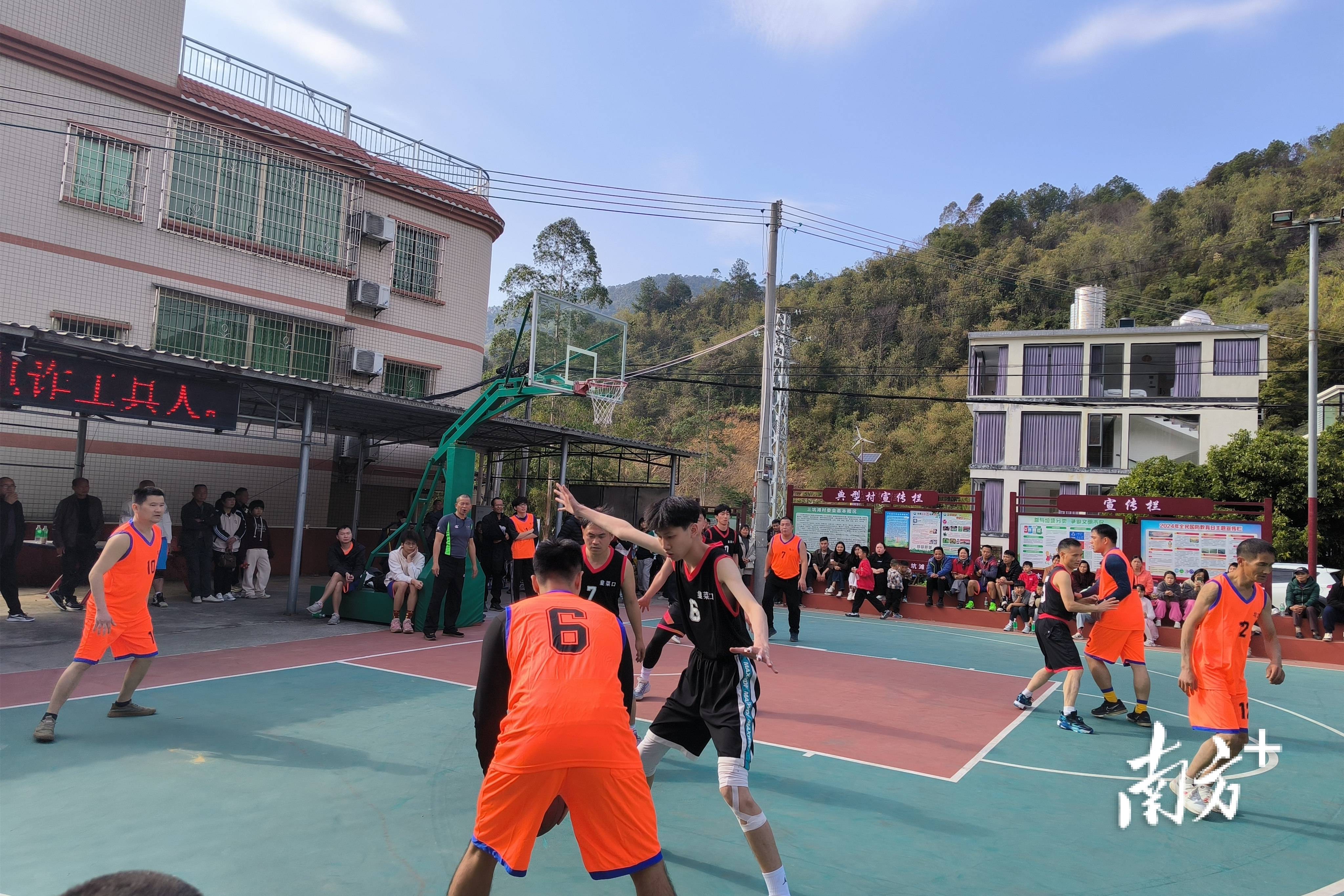 运动员们斗志昂扬，比赛场景热烈异常(运动员们在赛场上的表现可真是什么)