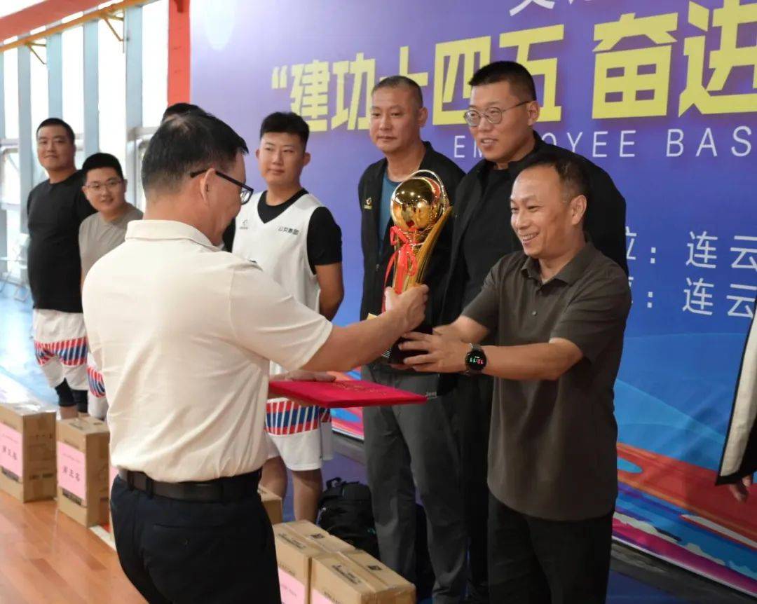 球队在比赛中展现出色的团队合作精神，赢得掌声的简单介绍
