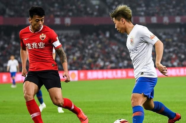 爱游戏-深圳佳兆业主场不敌山东鲁能，遭遇失利