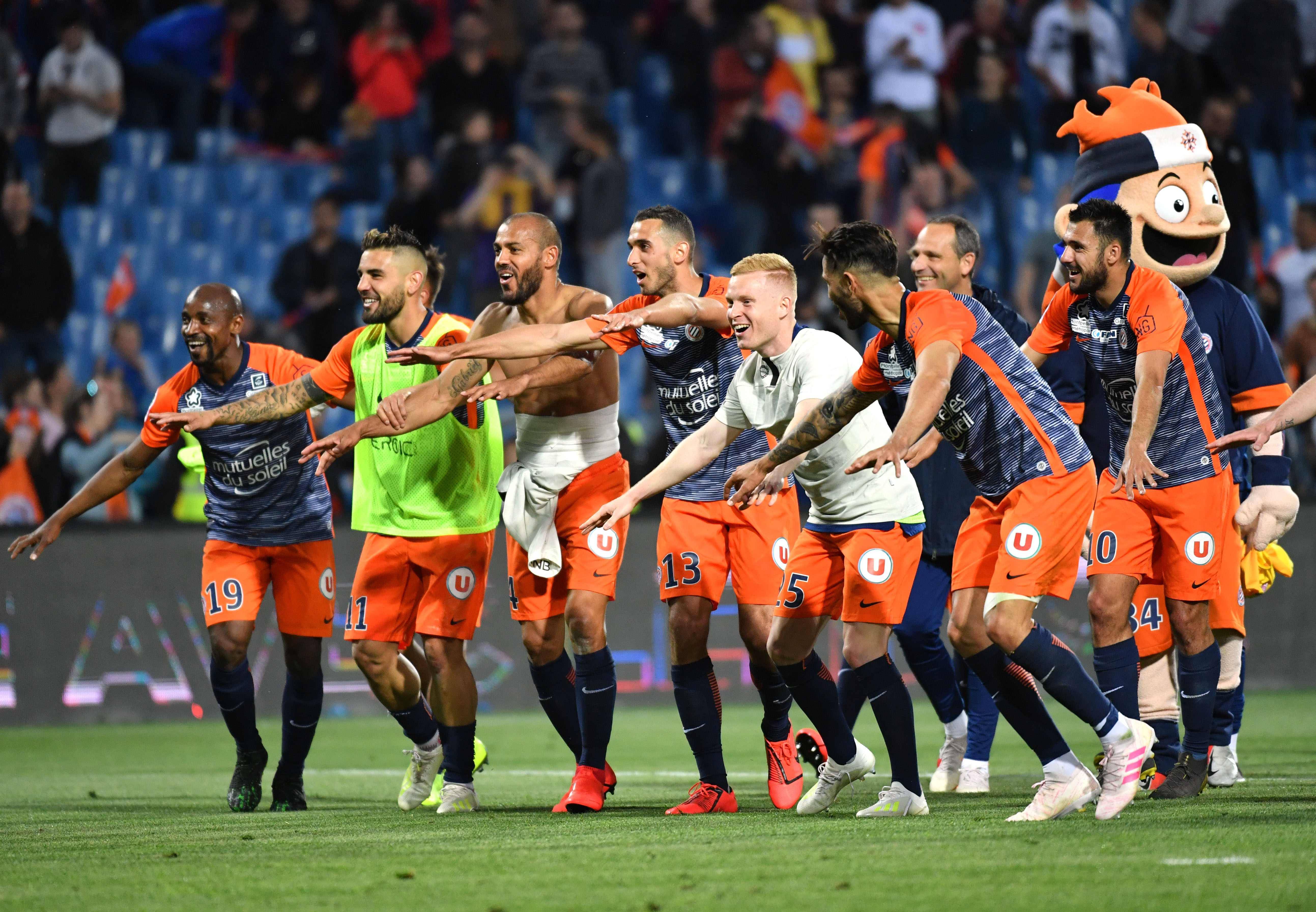 包含法国鏖战苦斗，最终险胜对手的词条