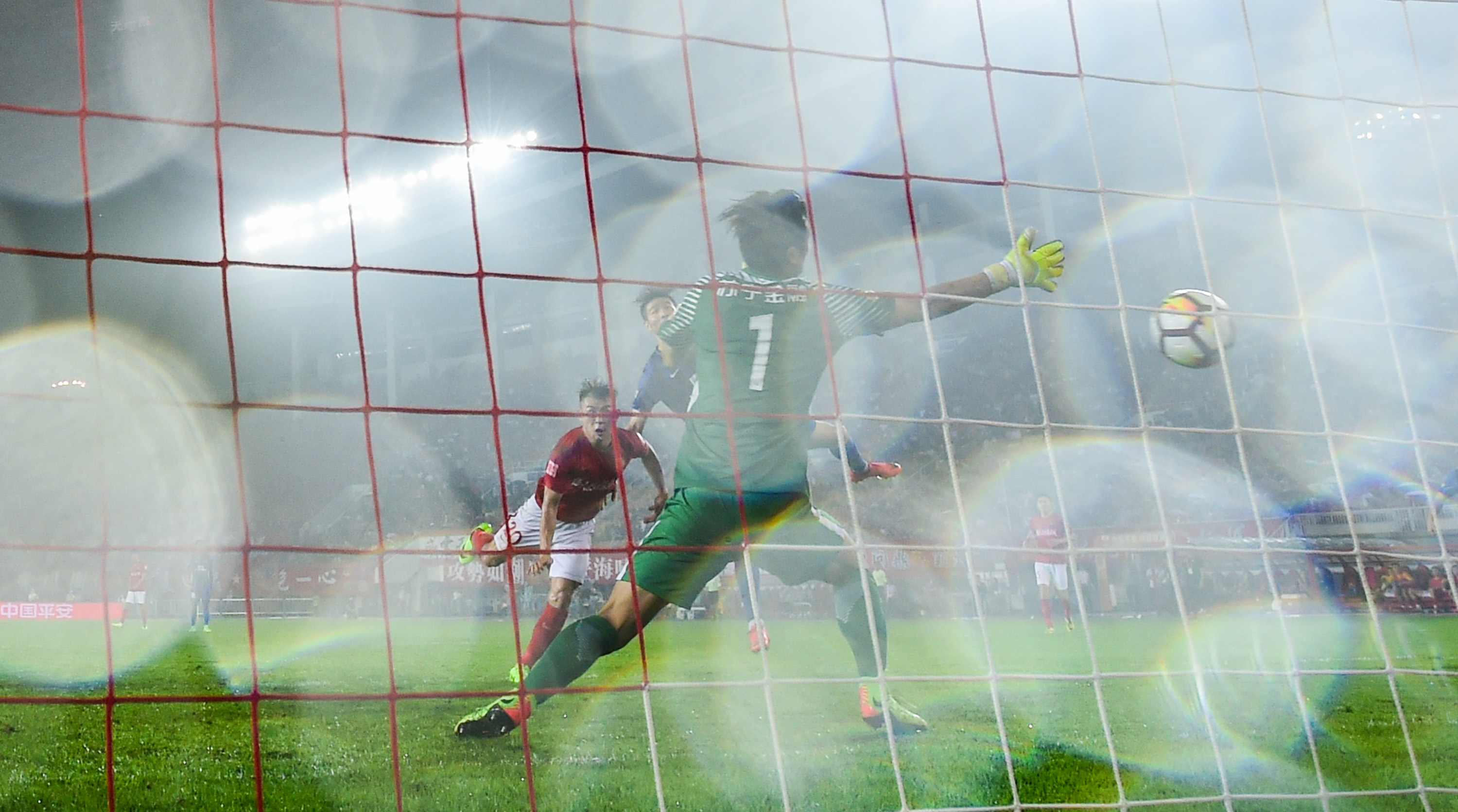 足球比赛过程中球员展示出色技艺