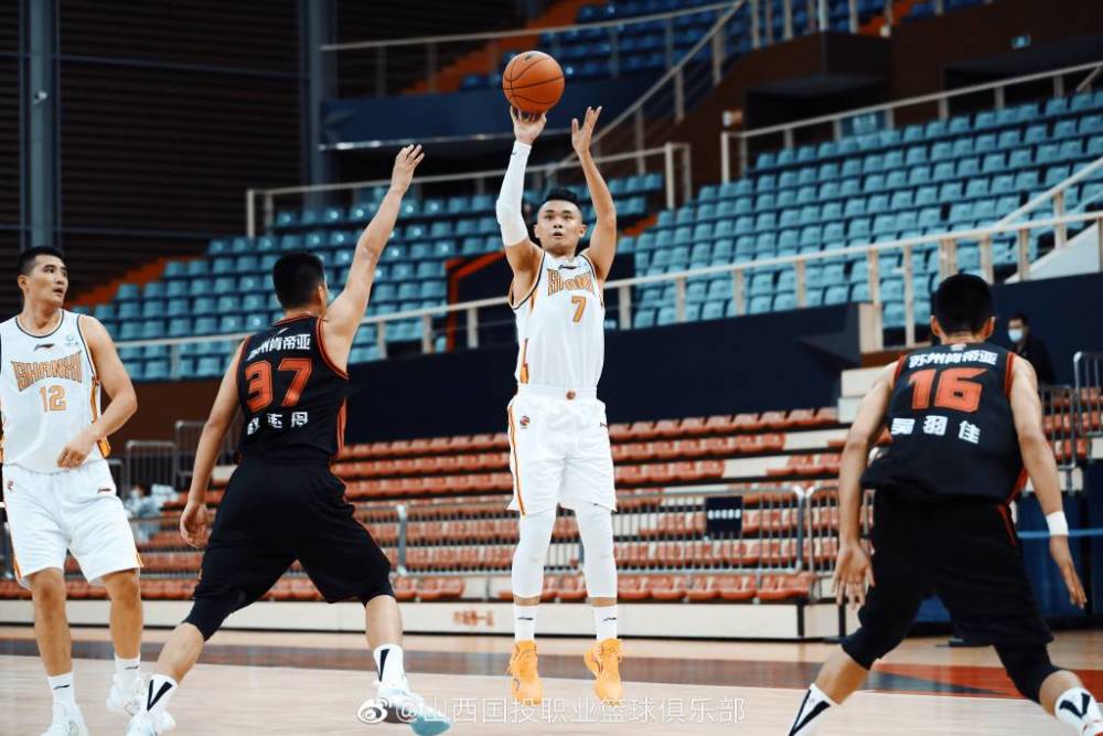 猛龙全队集中训练备战下一场硬仗